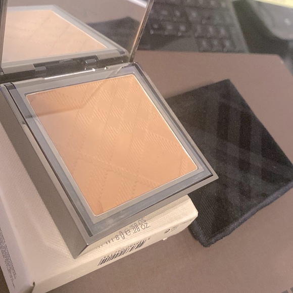 NIB [Burberry] Sheer Luminous Compact Foundation, Trench No. 11, 8 g (.28 oz) - Picture 12 of 14